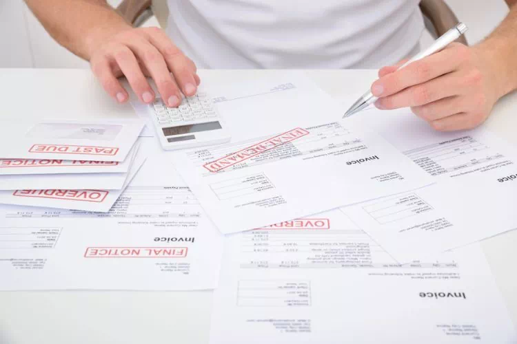 Comptable s'occupant de factures impayées