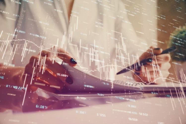 Femme en train de regarder des courbes d'évolution d'indices boursiers