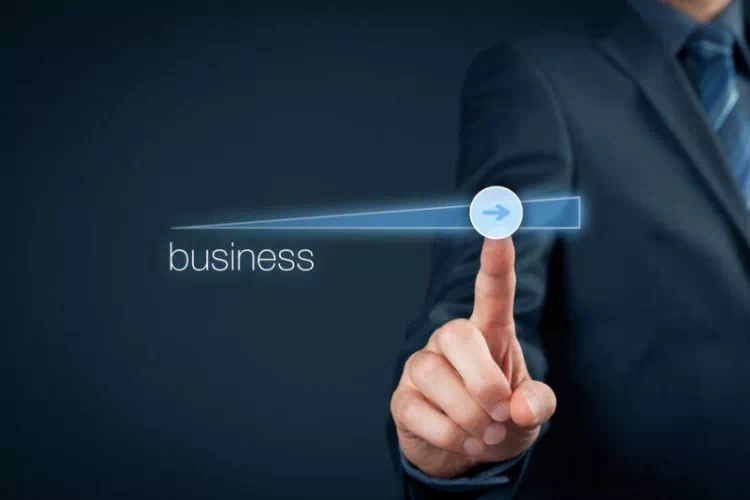 Homme déplaçant un curseur indiquant business : croissance des affaires