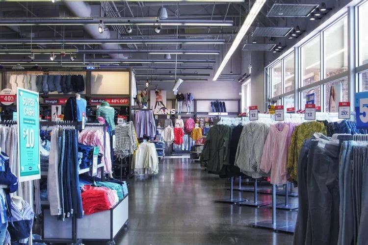 Magasin de vêtements bien achalandé