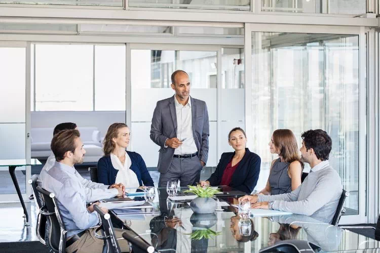 Directeur commercial avec son équipe de vente