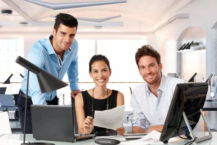 Collaborateurs heureux au travail