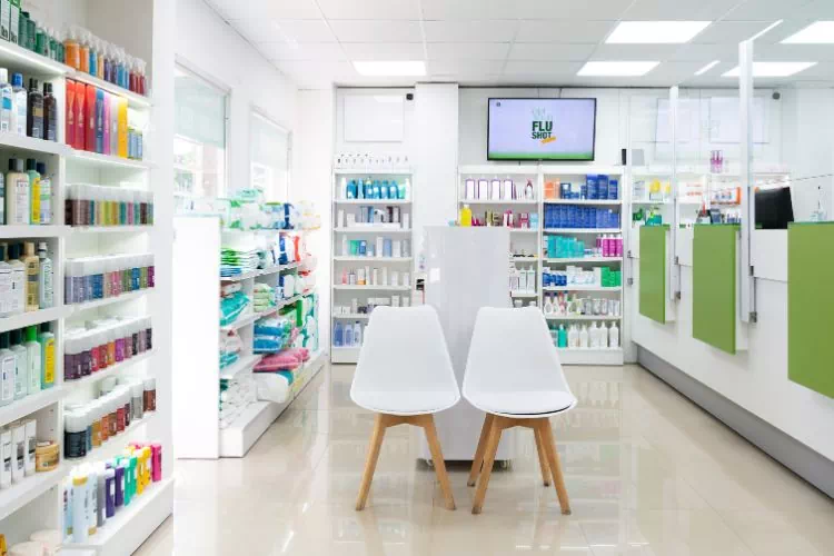 Pharmacie avec deux sièges d'attente près des caisses