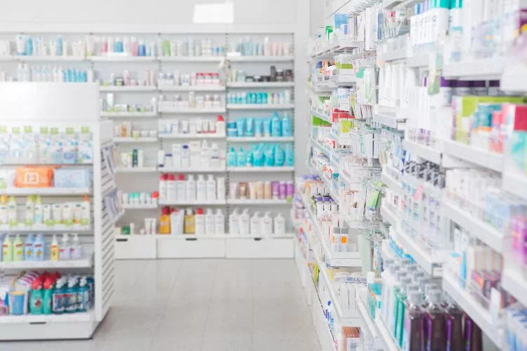 Rayons à l'intérieur d'une pharmacie