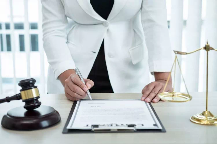 Juge signant une lettre de mise en demeure
