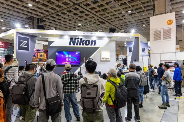 Stand Nikon dans un salon