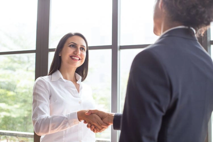Deux personnes contentes d'avoir conclu une affaire