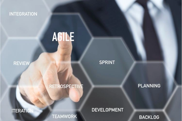 Homme appuyant sur le mot agile représentant l'agilité et la réactivité dans le system supply chain