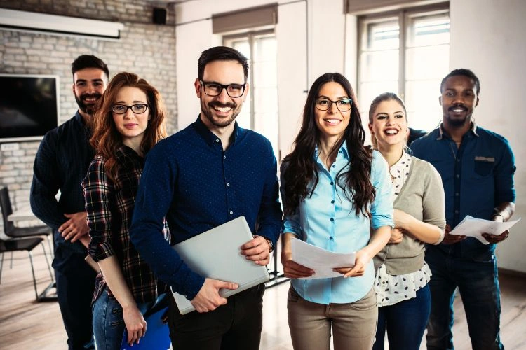 Personnes en entreprise épanouies de fonctionner avec la méthode OVAR