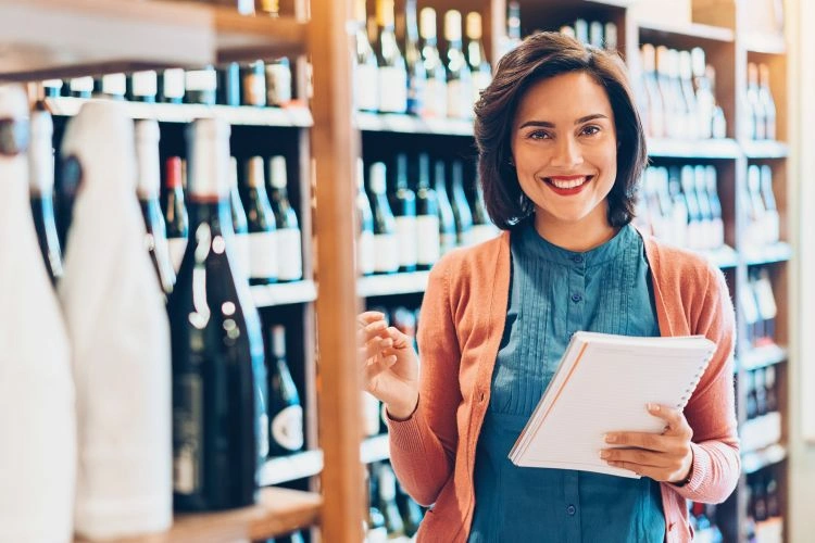 Femme heureuse grâce aux avantages du marchandisage