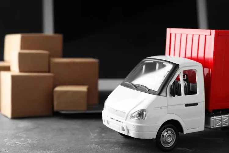 Un camion miniature de livraison de produits