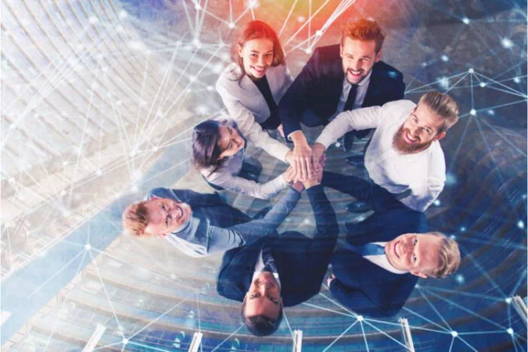 Collaborateurs d'une entreprise avec un bon esprit d'équipe
