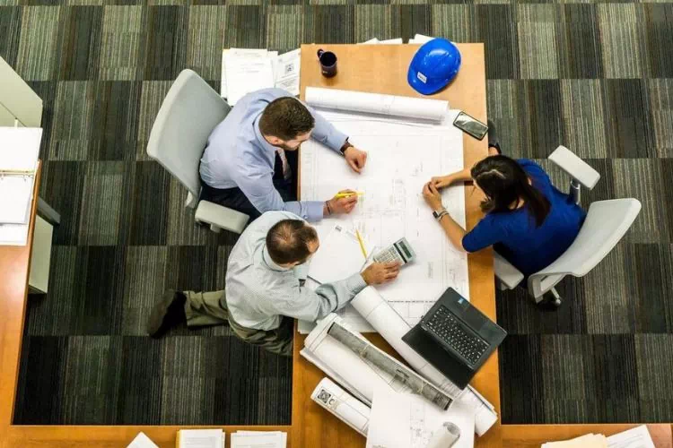 Collaborateurs travaillant ensemble sur un projet