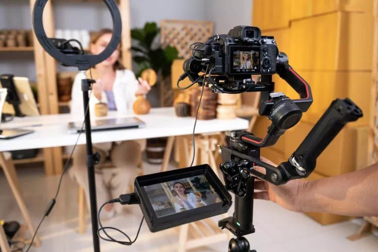 Collaboratrice d'une entreprise en train d'être filmée