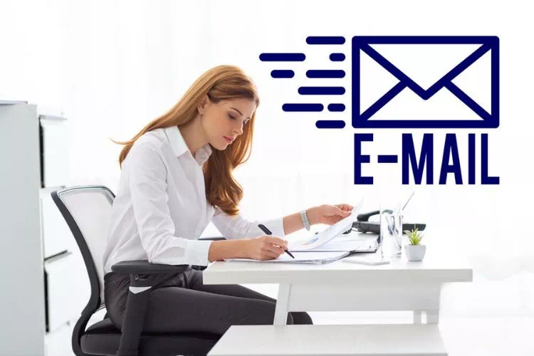 Femme à son bureau rédigeant un email de prospection commerciale