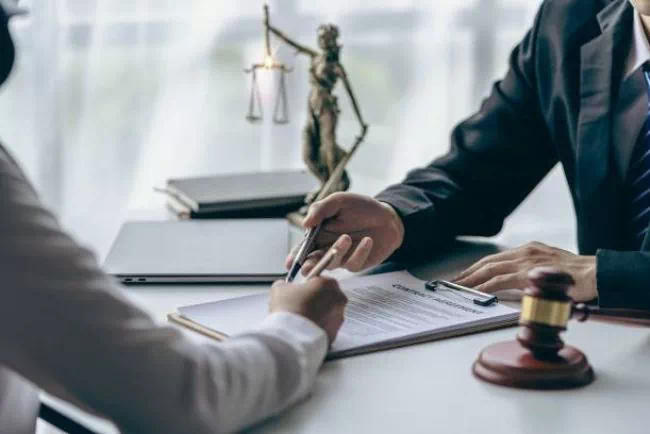Client signant un contrat avec un avocat en droit des marques