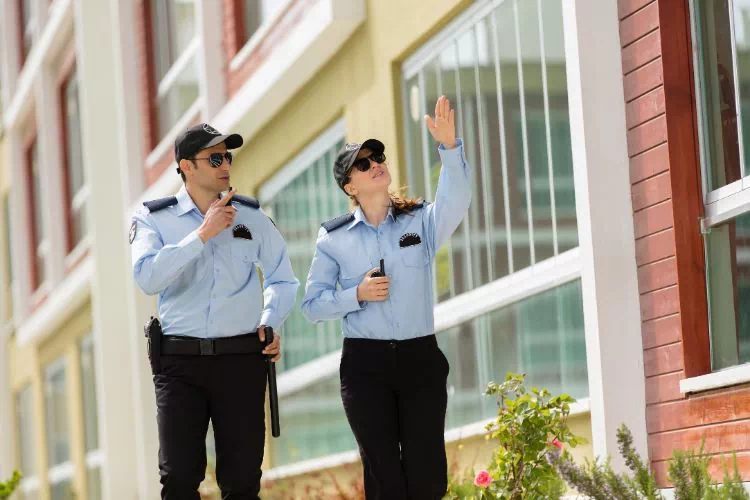 Daux agents de sécurité faisant leur ronde