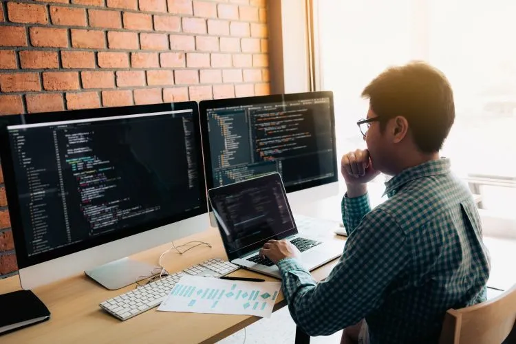 Dévéloppeur web codant un site internet