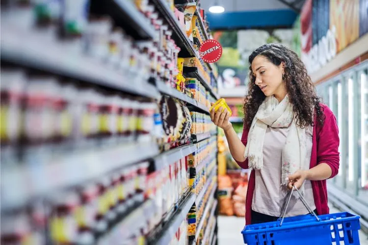 Une femme faisant facilement des achats dans un magasin
