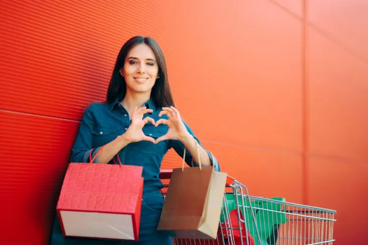 Une cliente heureuse d'avoir fait ses achats dans un magasin