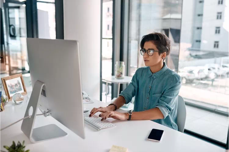 Femme rédactrice web en train de rédiger un article