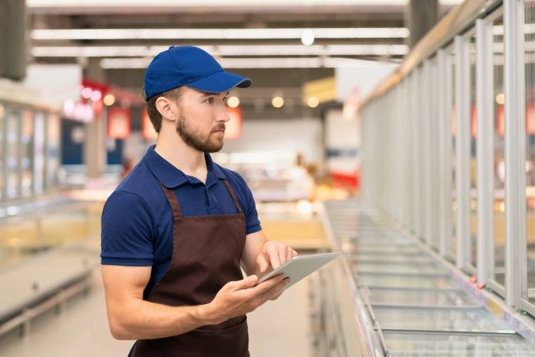 Homme en train de gérer les stocks des produits dans un magasin