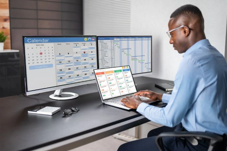 Un homme travaillant sur un tableau de bord OVAR