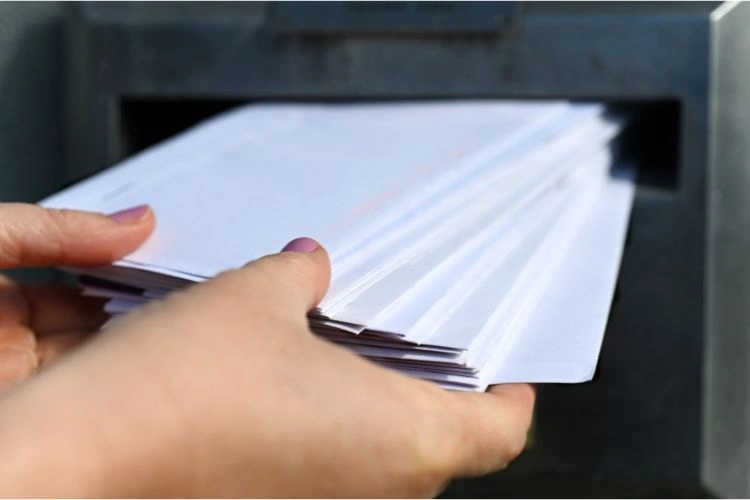 Personne envoyant les invitations d'un séminaire