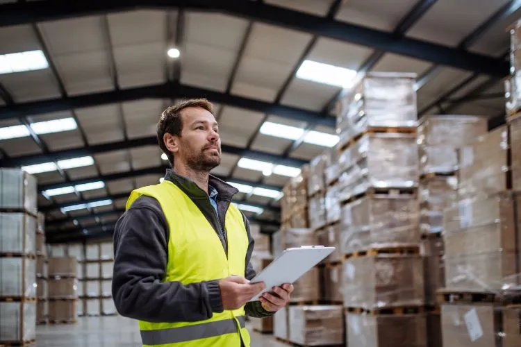 Un homme chargé de la distribution des colis
