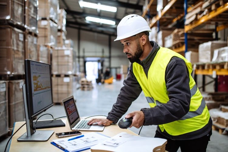 Homme travaillant sur la gestion des stocks d'un entrepôt