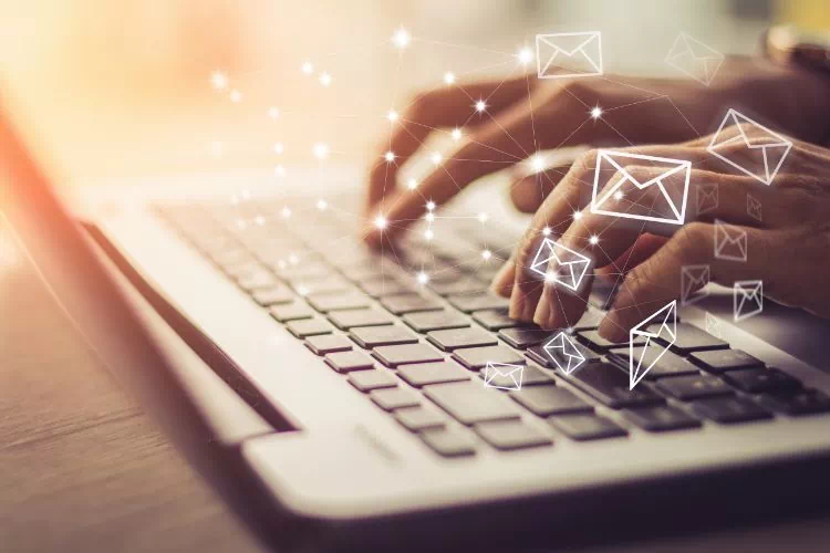 Personne sur son ordinateur et s'occupant d'envoyer une campagne d'emailng