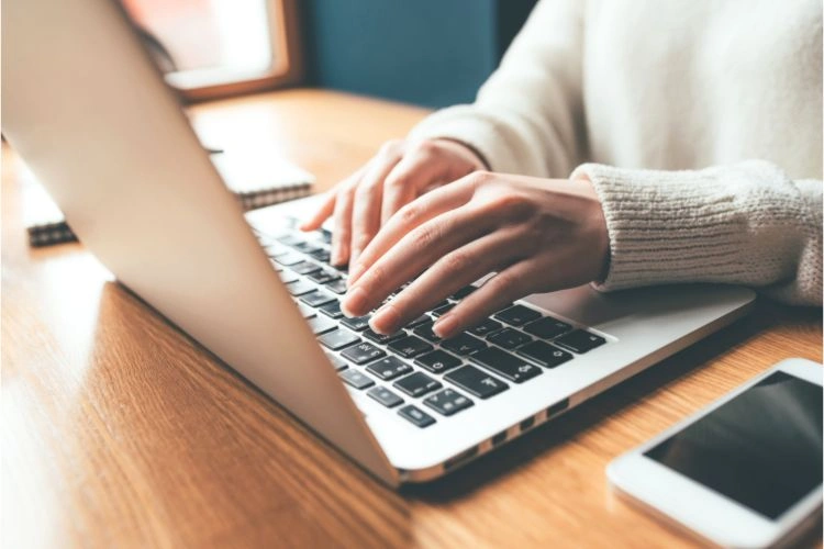 Personne travaillant sur son ordinateur et recherchant le site cfe-metiers.com