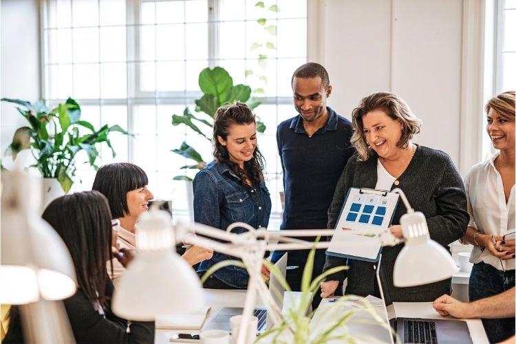 Personnes heureuses en entreprise à cause d'une bonne responsabilité sociale