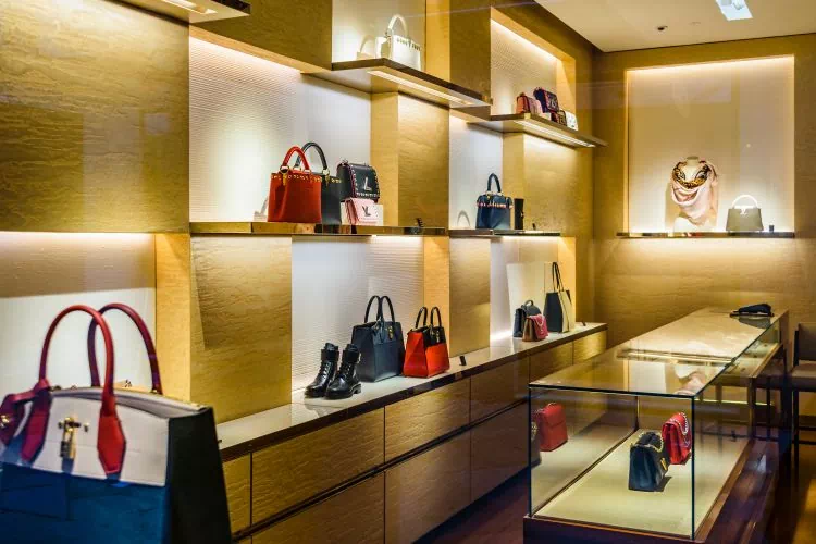 Expositions de sacs dans un magasin de luxe