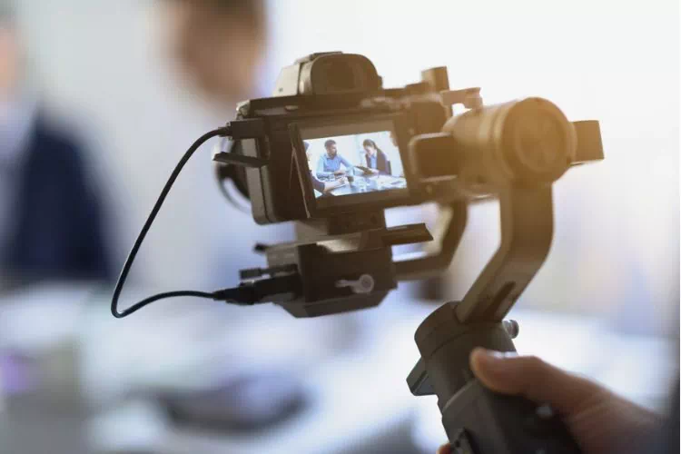 Réunion dans une entreprise en train d'être filmée