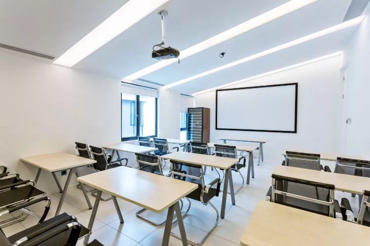Salle de formation équipée d'un projecteur et d'un écran