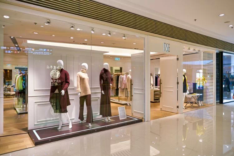 Vitrine d'un magasin de prêt-à-porter mettant en avant des modèles