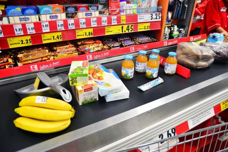 Zone chaude devant les caisses d'un magasin avec des articles à acheter