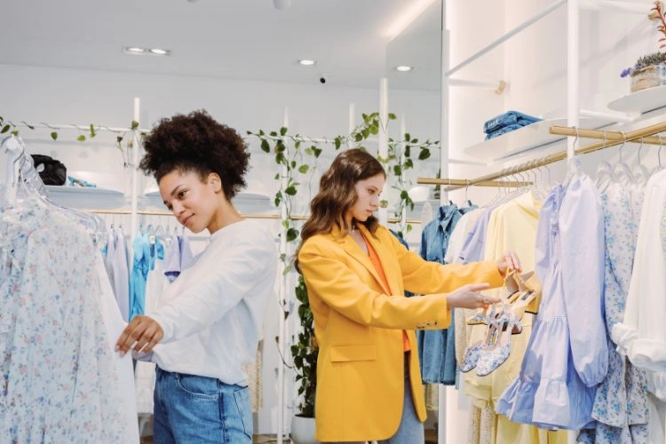 Deux femmes fessant leurs achats dans un magasin de vêtement