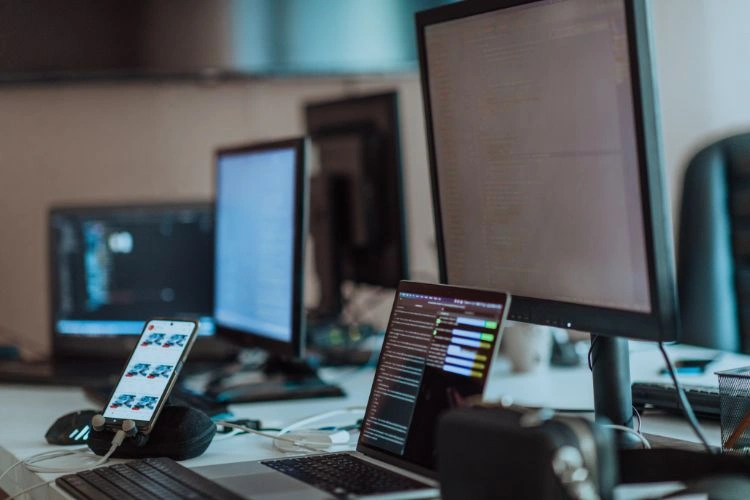 Bureau avec des ordinateurs connectés