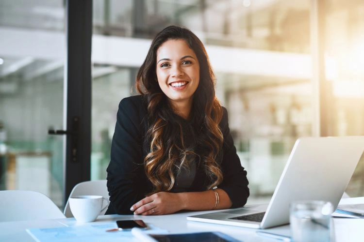 Jeune femme heureuse de sa carrière en informatique