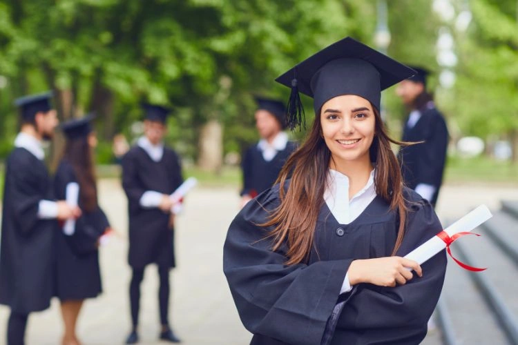 Jeune femme diplômée d'une école de management