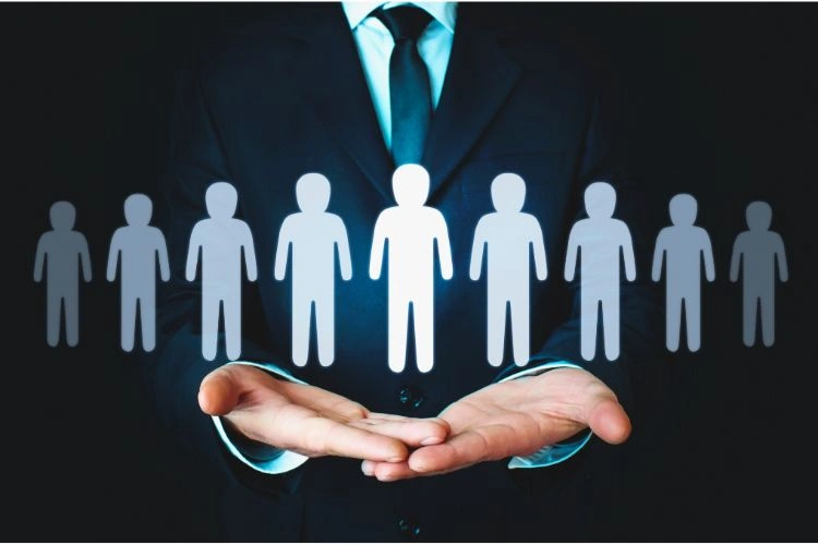 Petits bonhommes alignés illustrant la gestion des ressources humaines dans le travail posté en équipe