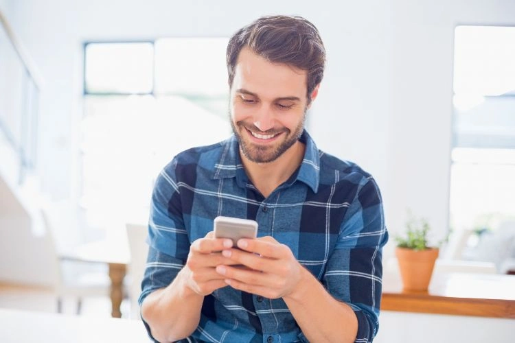 Homme sur son téléphone en contact avec son assurance cyber risques