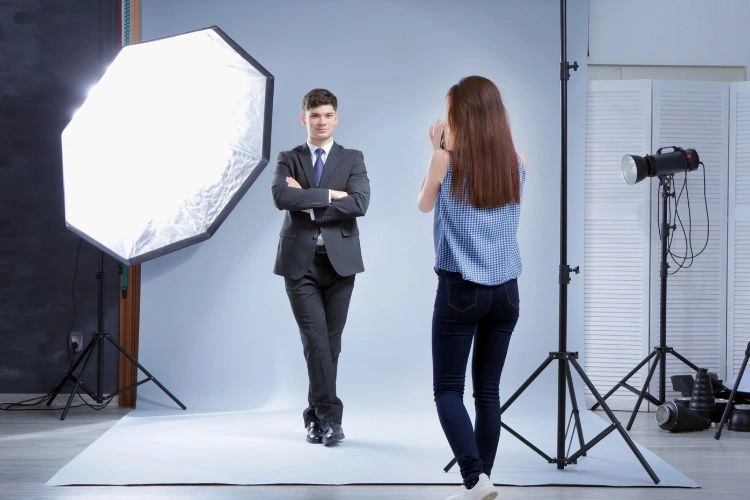Homme posant de manière professionnelle pour sa photo
