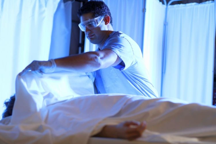 Thanatopracteur en plein travail sur un cadavre