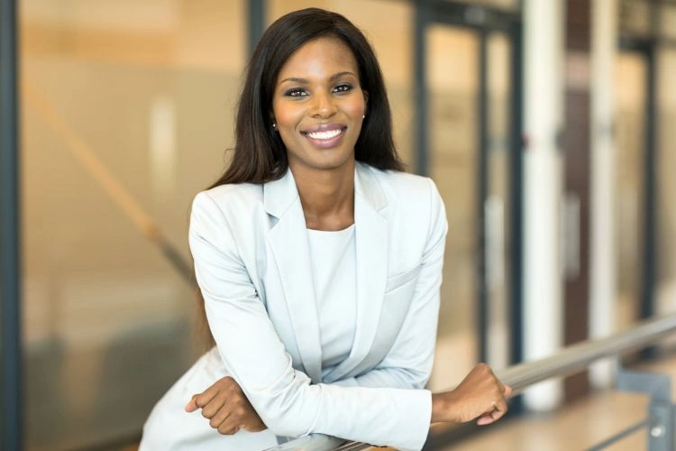 Femme posant pour une photo corporate