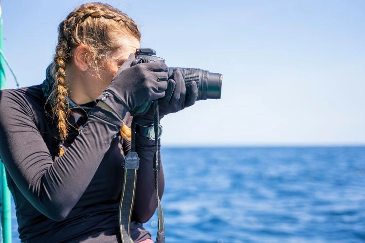 Femme biologiste marin en train de prendre des photos