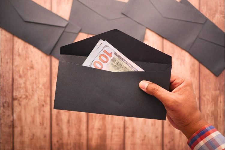 Argent dans une enveloppe noire représentant le salaire du chef projet