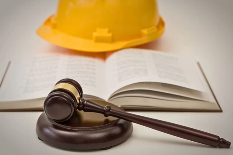 Maillet, livre et casque de chantier représentant le statut juridique que peut choisir une entreprise de BTP